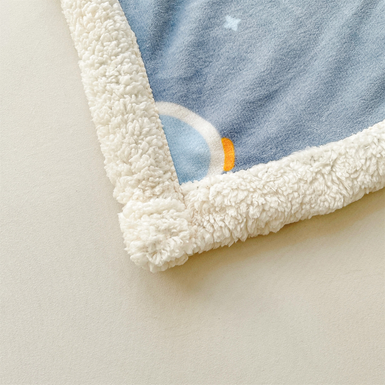 91家纺网 家纺一手货源 找家纺 雯豆家纺 2025新款双面暖绒多功能被套毯盖毯毯子 小小太空人