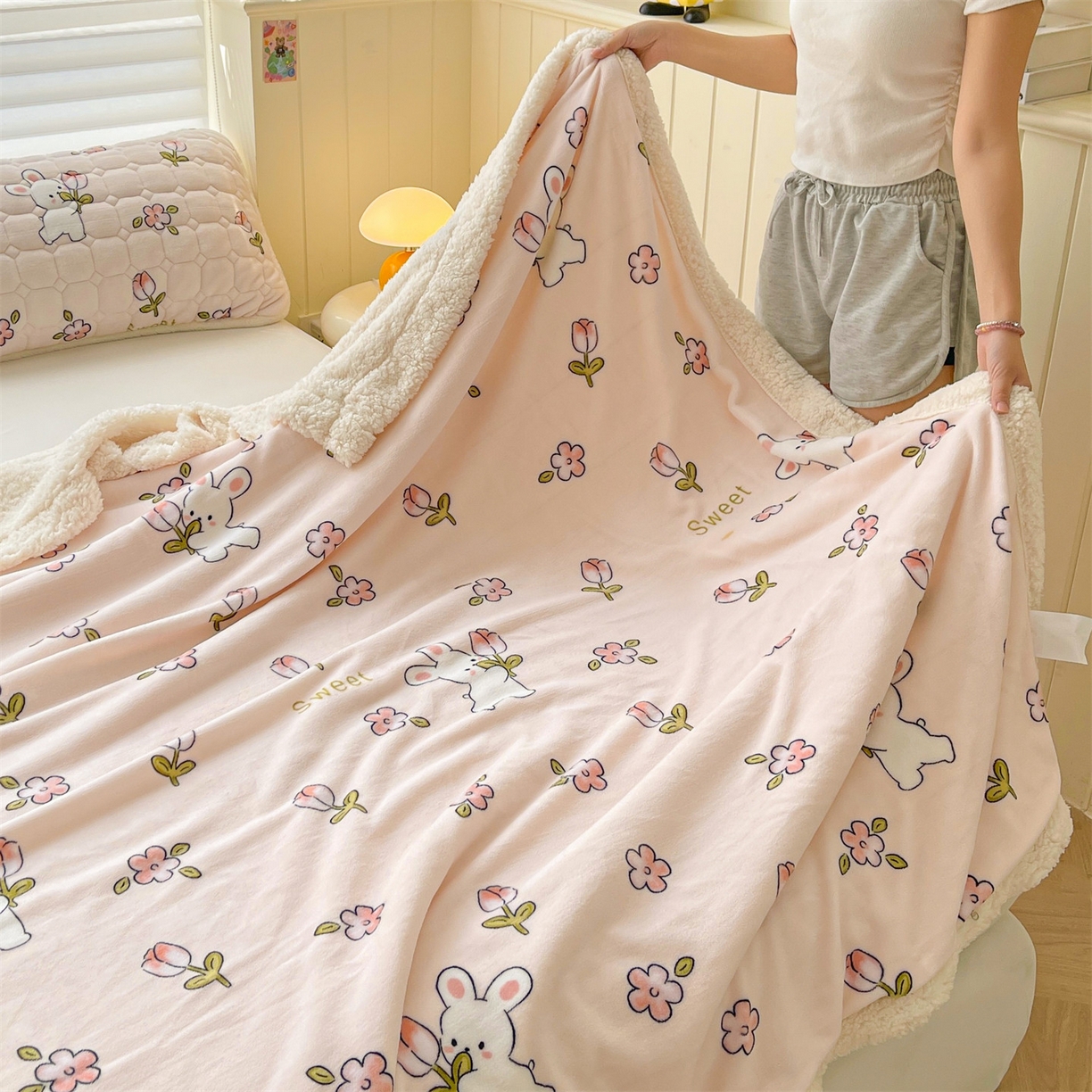 91家纺网 家纺一手货源 找家纺 雯豆家纺 2025新款双面暖绒多功能被套毯盖毯毯子 月季小兔