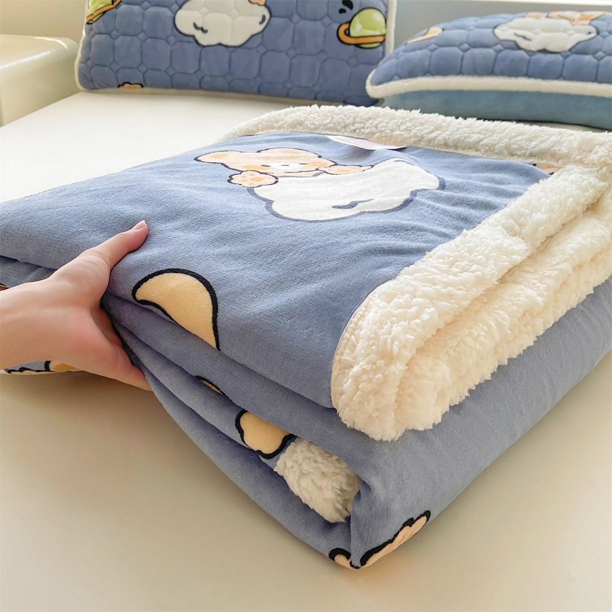 91家纺网 家纺一手货源 找家纺 雯豆家纺 2025新款双面暖绒多功能被套毯盖毯毯子 云朵熊