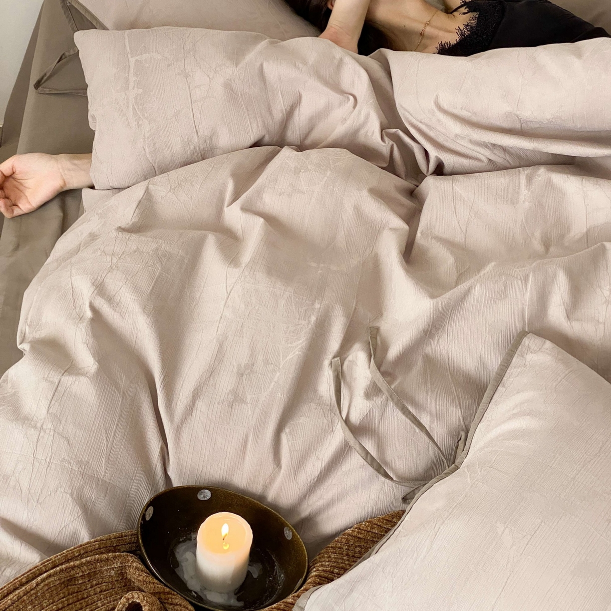 91家纺网 家纺一手货源 找家纺 玉宇阁家居 2025秋冬新品60s色织全棉磨毛大提花四件套-绑带款 绑带款-缎灰流光