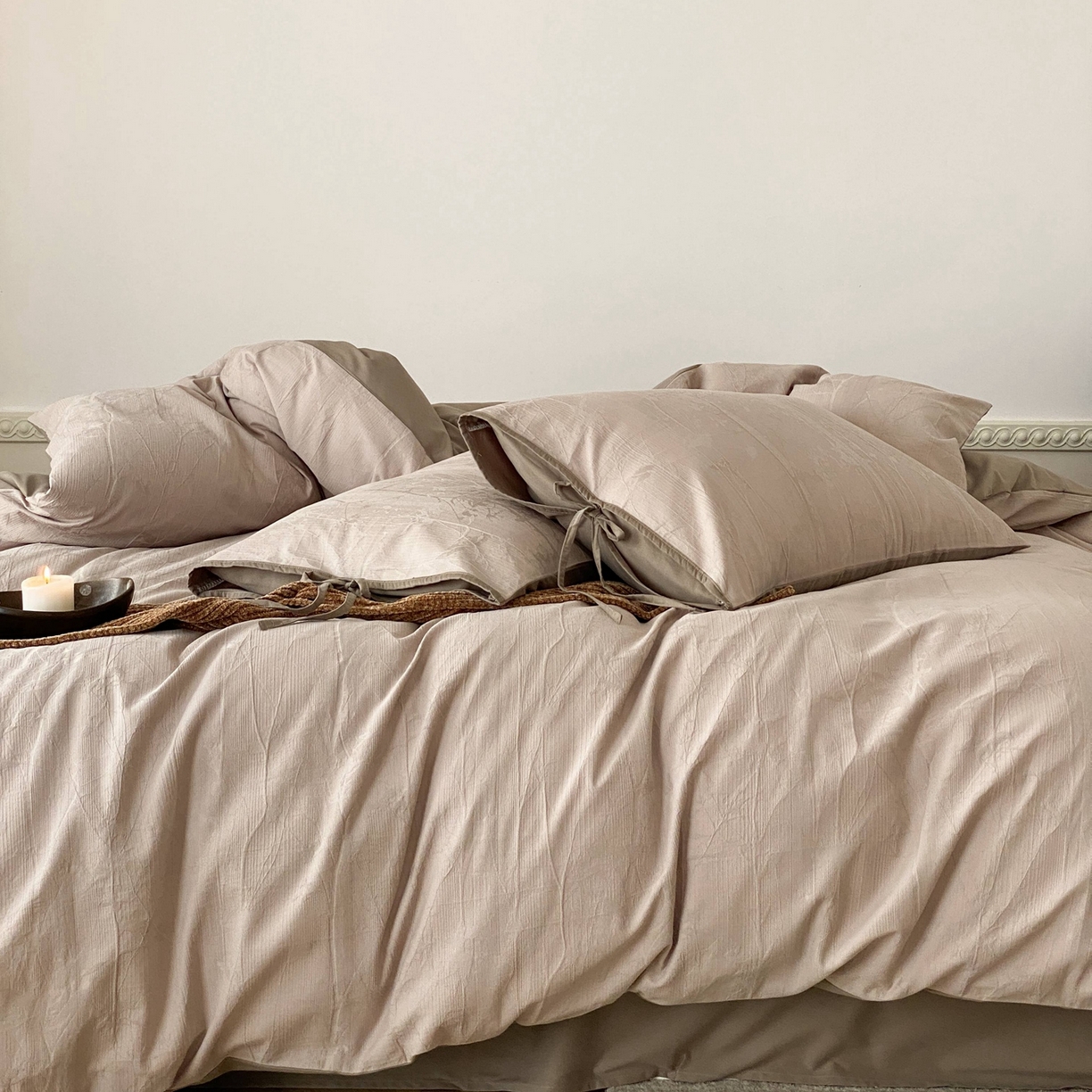 91家纺网 家纺一手货源 找家纺 玉宇阁家居 2025秋冬新品60s色织全棉磨毛大提花四件套-绑带款 绑带款-缎灰流光