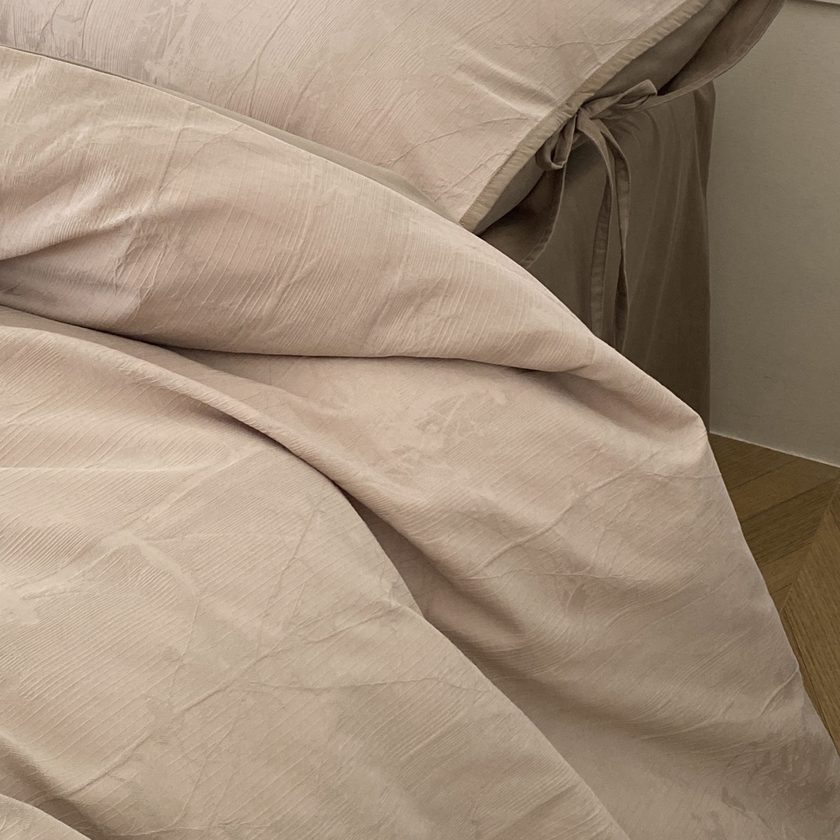 91家纺网 家纺一手货源 找家纺 玉宇阁家居 2025秋冬新品60s色织全棉磨毛大提花四件套-绑带款 绑带款-缎灰流光