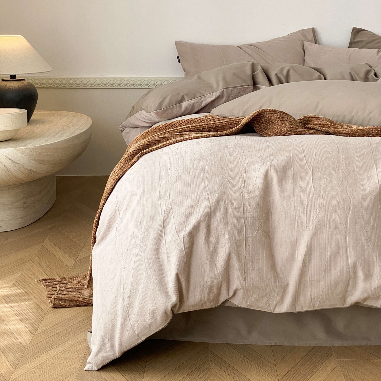 91家纺网 家纺一手货源 找家纺 玉宇阁家居 2025秋冬新品60s色织全棉磨毛大提花四件套-绑带款 绑带款-缎灰流光