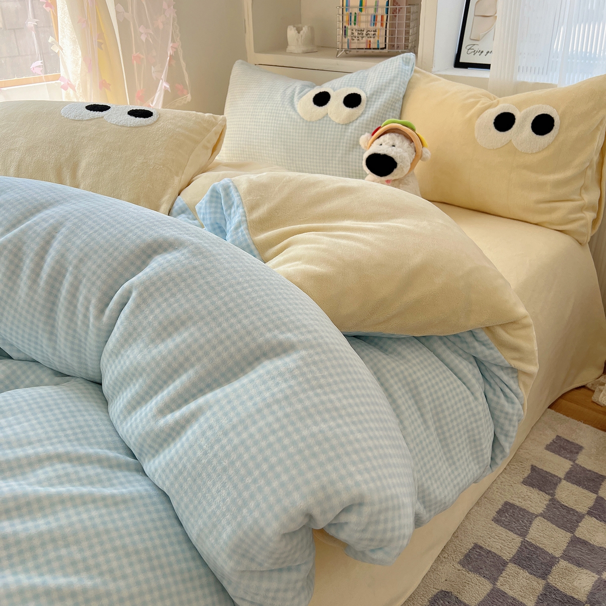 91家纺网 家纺一手货源 找家纺 （总）桃子家居 2025新款A类ins加厚毛巾绣大眼萌混搭撞色奶油格子牛奶绒系列四件套