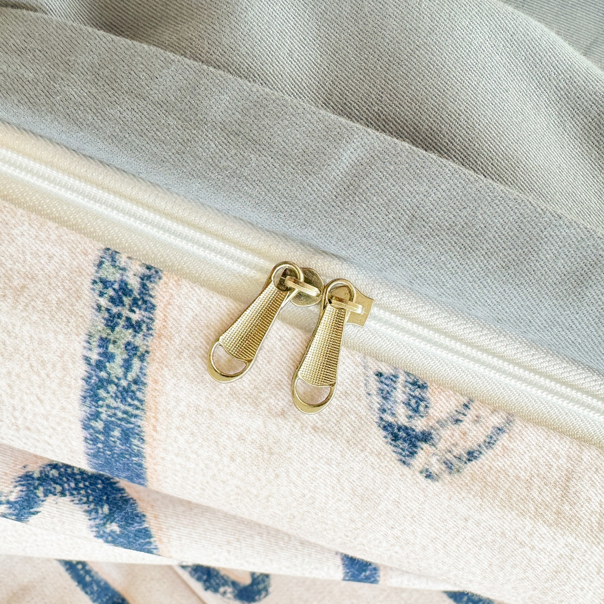 91家纺网 家纺一手货源 找家纺 千朵 2025新款全棉磨毛印花四件套 幸运熊蓝