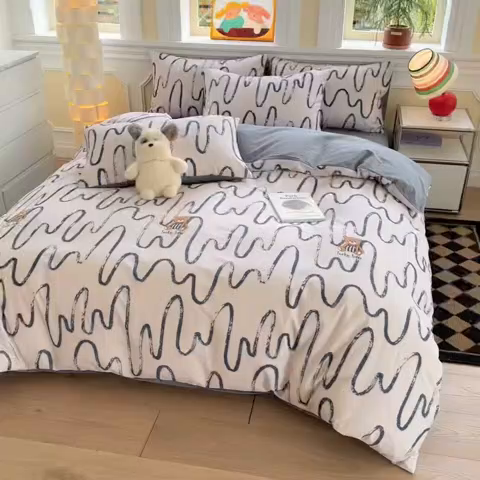 91家纺网 家纺一手货源 找家纺 千朵 2025新款全棉磨毛印花四件套 幸运熊蓝