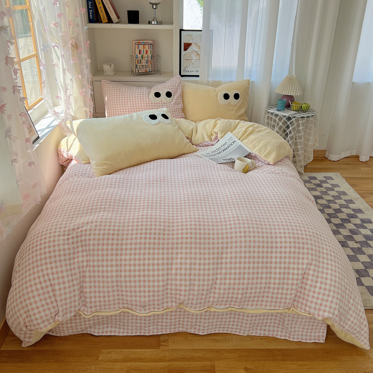 91家纺网 家纺一手货源 找家纺 （总）桃子家居 2025新款A类ins加厚毛巾绣大眼萌混搭撞色奶油格子牛奶绒系列四件套