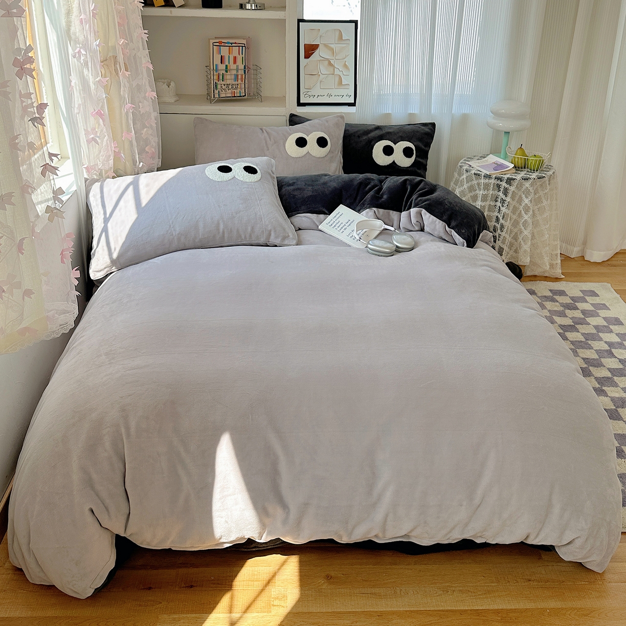 91家纺网 家纺一手货源 找家纺 （总）桃子家居 2025新款A类ins加厚毛巾绣大眼萌混搭撞色奶油格子牛奶绒系列四件套