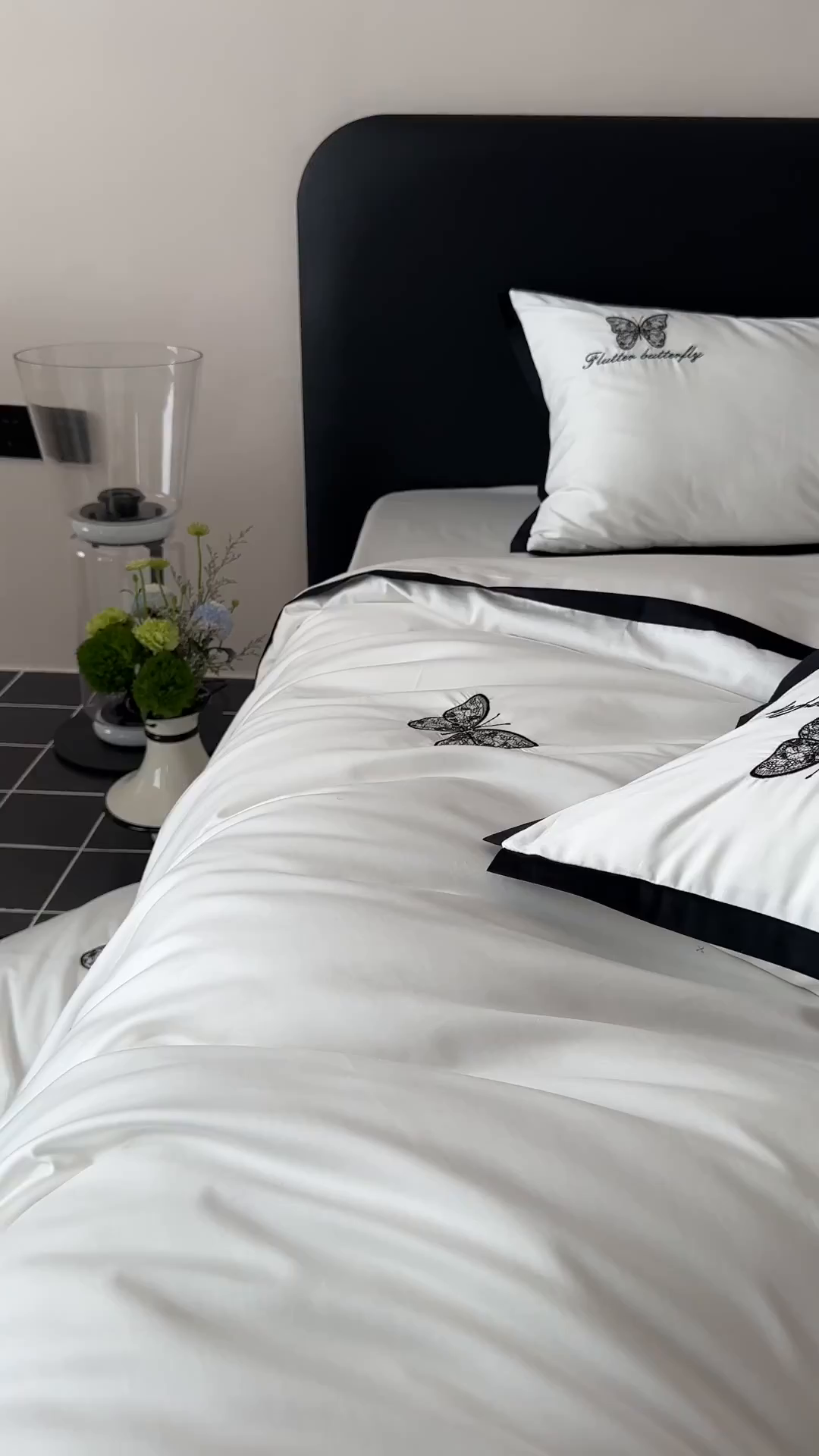 91家纺网 家纺一手货源 找家纺 简纯主义 2025秋冬新款A类100支全棉贡缎长绒棉蕾丝绣花四件套-琉璃蝴蝶 琉璃蝴蝶白