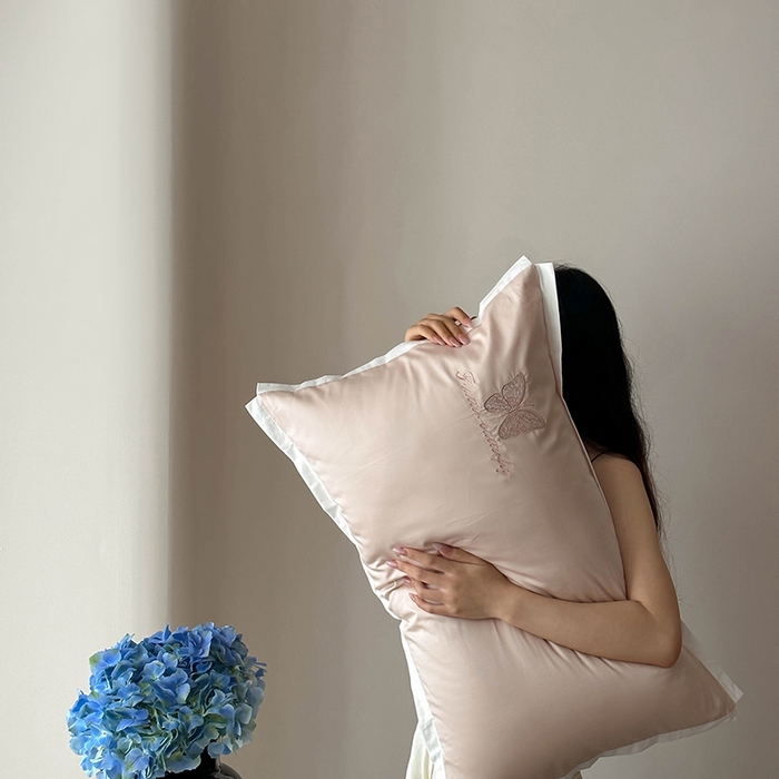 91家纺网 家纺一手货源 找家纺 简纯主义 2025秋冬新款A类100支全棉贡缎长绒棉蕾丝绣花四件套-琉璃蝴蝶 琉璃蝴蝶粉