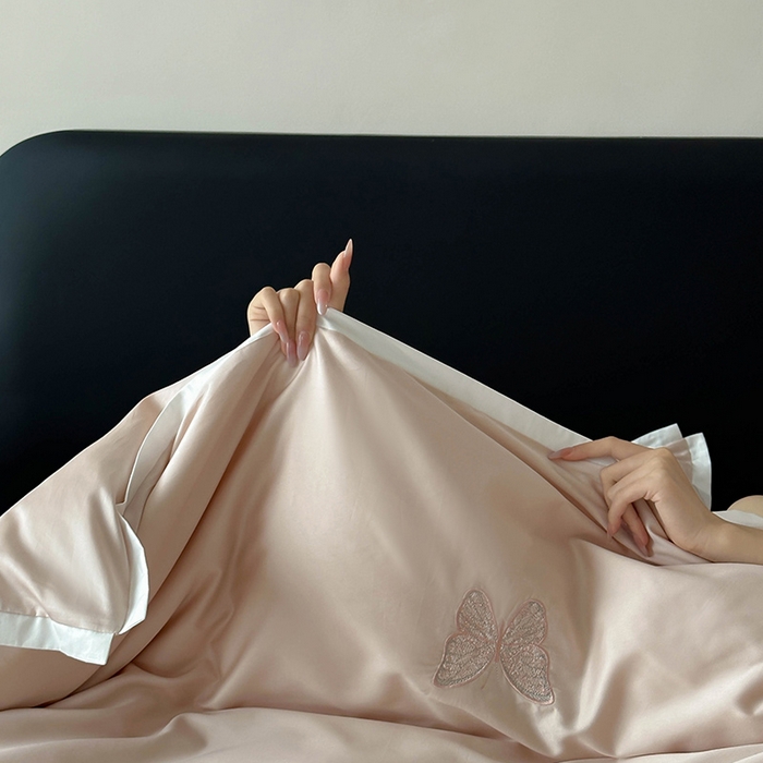 91家纺网 家纺一手货源 找家纺 简纯主义 2025秋冬新款A类100支全棉贡缎长绒棉蕾丝绣花四件套-琉璃蝴蝶 琉璃蝴蝶粉