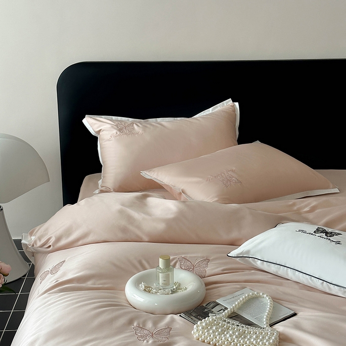 91家纺网 家纺一手货源 找家纺 简纯主义 2025秋冬新款A类100支全棉贡缎长绒棉蕾丝绣花四件套-琉璃蝴蝶 琉璃蝴蝶粉