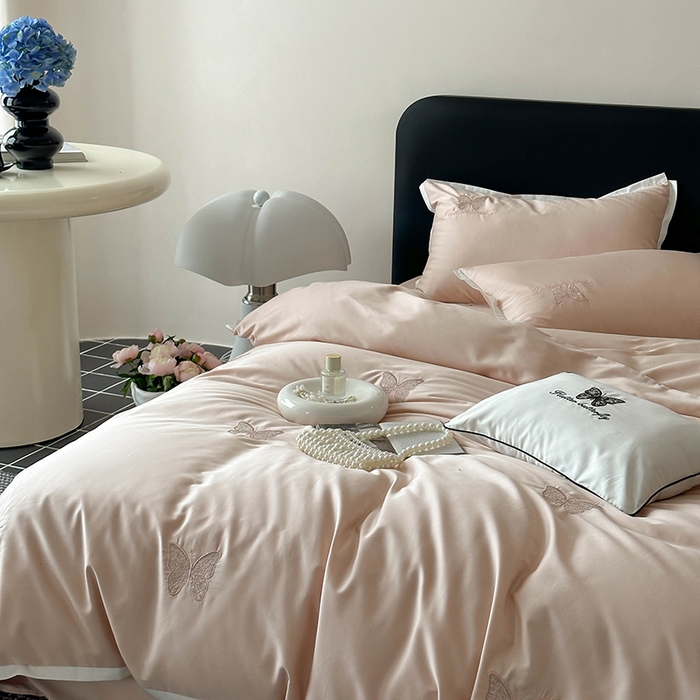 91家纺网 家纺一手货源 找家纺 简纯主义 2025秋冬新款A类100支全棉贡缎长绒棉蕾丝绣花四件套-琉璃蝴蝶 琉璃蝴蝶粉