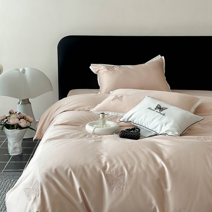 91家纺网 家纺一手货源 找家纺 简纯主义 2025秋冬新款A类100支全棉贡缎长绒棉蕾丝绣花四件套-琉璃蝴蝶 琉璃蝴蝶粉