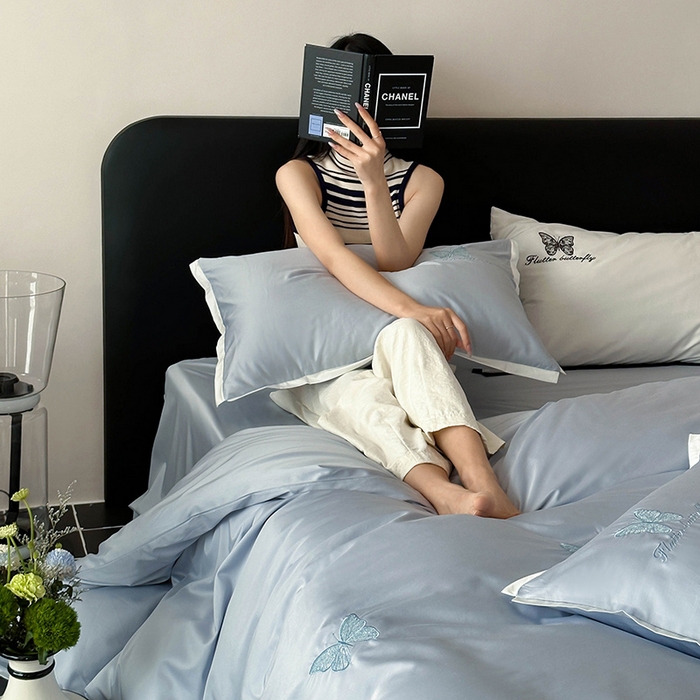 91家纺网 家纺一手货源 找家纺 简纯主义 2025秋冬新款A类100支全棉贡缎长绒棉蕾丝绣花四件套-琉璃蝴蝶 琉璃蝴蝶蓝