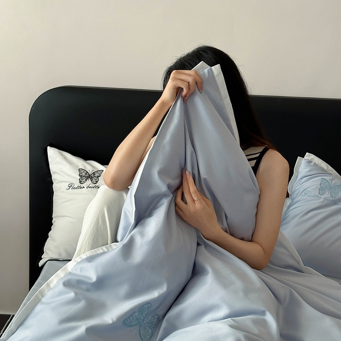 91家纺网 家纺一手货源 找家纺 简纯主义 2025秋冬新款A类100支全棉贡缎长绒棉蕾丝绣花四件套-琉璃蝴蝶 琉璃蝴蝶蓝