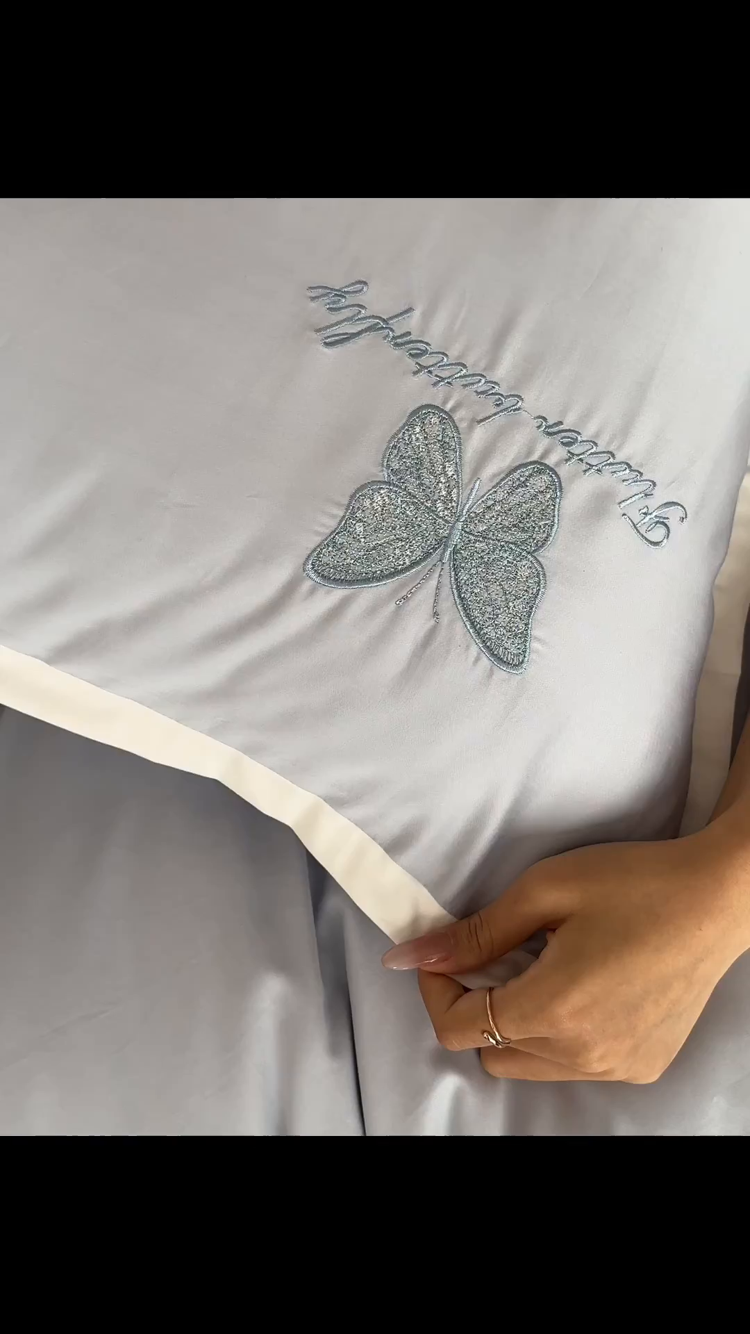 91家纺网 家纺一手货源 找家纺 简纯主义 2025秋冬新款A类100支全棉贡缎长绒棉蕾丝绣花四件套-琉璃蝴蝶 琉璃蝴蝶蓝