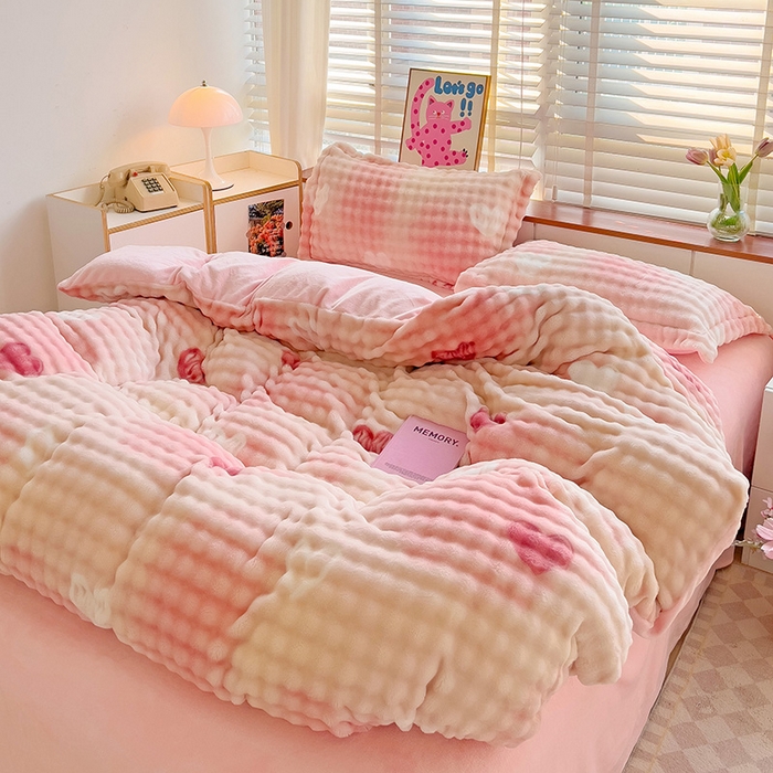 91家纺网 家纺一手货源 找家纺 居易简 2025秋冬新款牛奶绒泡泡绒印花卡通花卉兔毛单被套三件套四件套 爱心泡泡粉