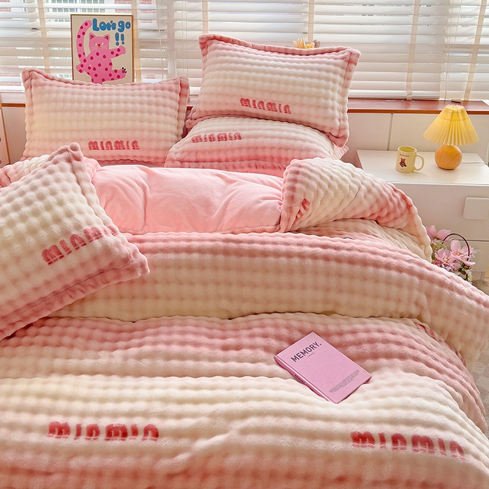 91家纺网 家纺一手货源 找家纺 居易简 2025秋冬新款牛奶绒泡泡绒印花卡通花卉兔毛单被套三件套四件套 粉色空间