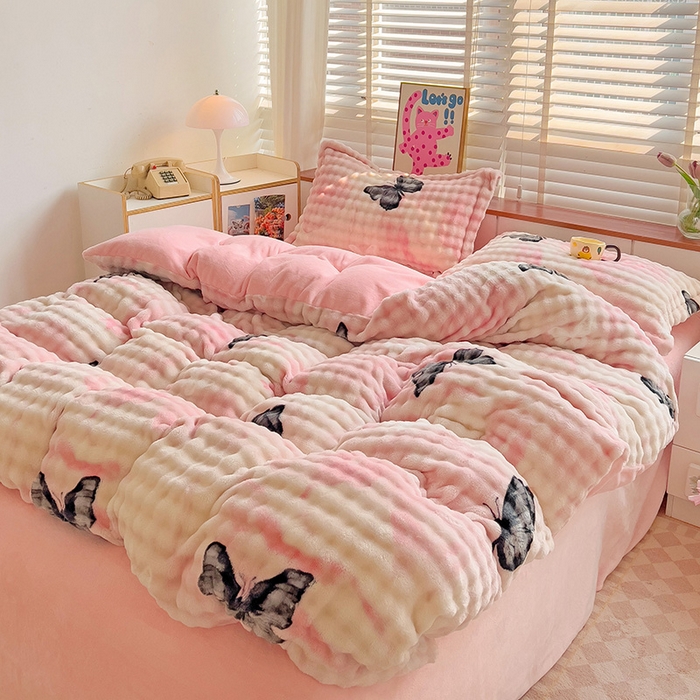 91家纺网 家纺一手货源 找家纺 居易简 2025秋冬新款牛奶绒泡泡绒印花卡通花卉兔毛单被套三件套四件套 蝴蝶-粉