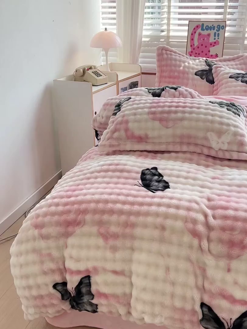 91家纺网 家纺一手货源 找家纺 居易简 2025秋冬新款牛奶绒泡泡绒印花卡通花卉兔毛单被套三件套四件套 蝴蝶-粉