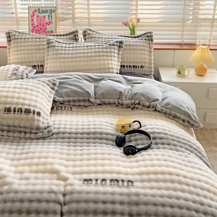 91家纺网 家纺一手货源 找家纺 居易简 2025秋冬新款牛奶绒泡泡绒印花卡通花卉兔毛单被套三件套四件套 灰色空间