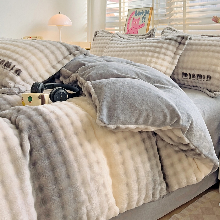 91家纺网 家纺一手货源 找家纺 居易简 2025秋冬新款牛奶绒泡泡绒印花卡通花卉兔毛单被套三件套四件套 灰色空间