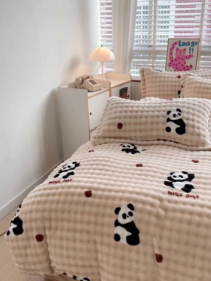 91家纺网 家纺一手货源 找家纺 居易简 2025秋冬新款牛奶绒泡泡绒印花卡通花卉兔毛单被套三件套四件套 熊猫点点-咖