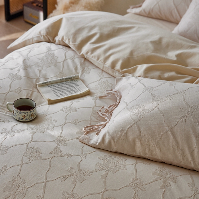 91家纺网 家纺一手货源 找家纺 简纯主义 2025新款浮雕提花全棉磨毛四件套 花予白