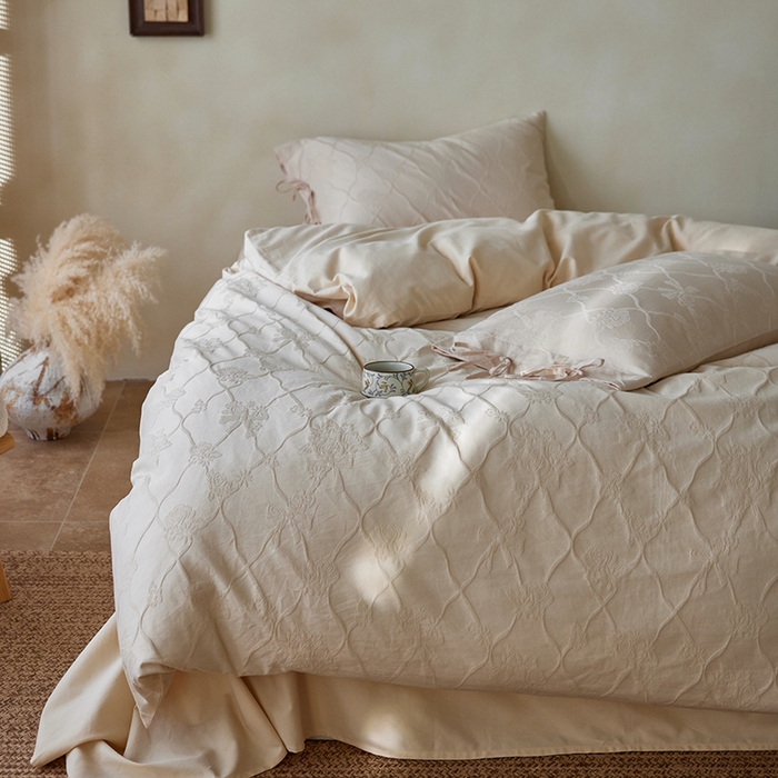 91家纺网 家纺一手货源 找家纺 简纯主义 2025新款浮雕提花全棉磨毛四件套 花予白