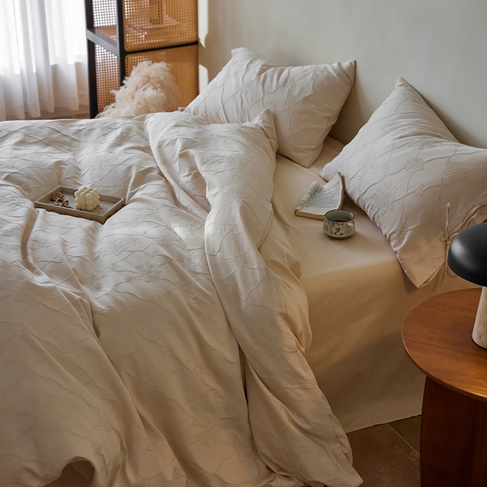 91家纺网 家纺一手货源 找家纺 简纯主义 2025新款浮雕提花全棉磨毛四件套 花予白