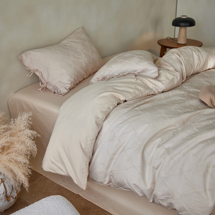 91家纺网 家纺一手货源 找家纺 简纯主义 2025新款浮雕提花全棉磨毛四件套 花予白