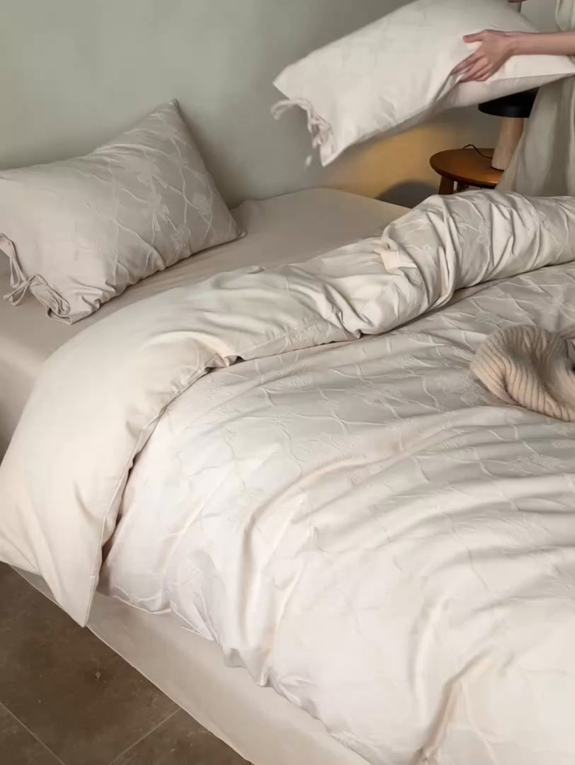 91家纺网 家纺一手货源 找家纺 简纯主义 2025新款浮雕提花全棉磨毛四件套 花予白