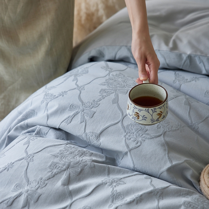 91家纺网 家纺一手货源 找家纺 简纯主义 2025新款浮雕提花全棉磨毛四件套 花予蓝