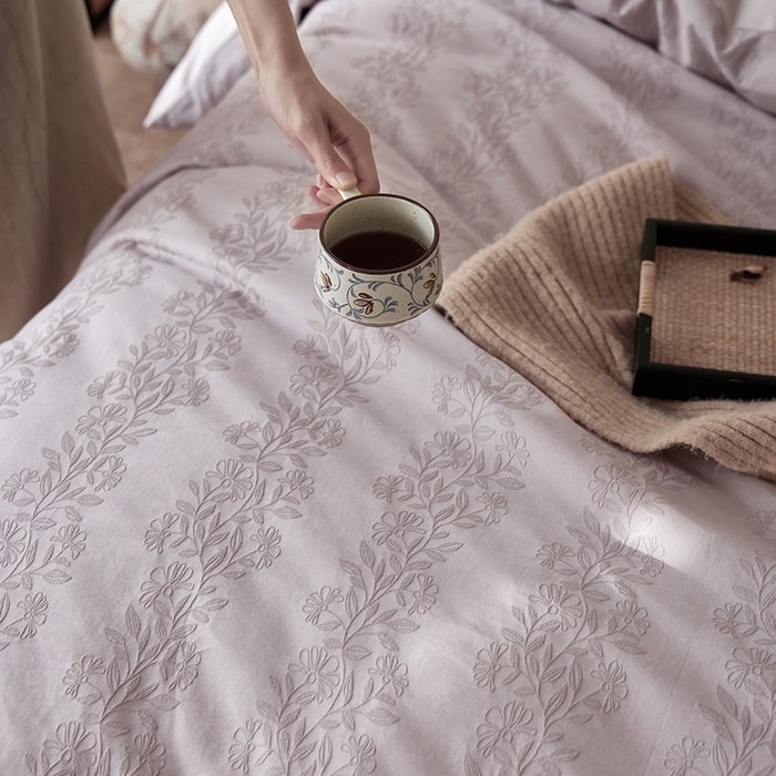 91家纺网 家纺一手货源 找家纺 简纯主义 2025新款浮雕提花全棉磨毛四件套 漫漫紫