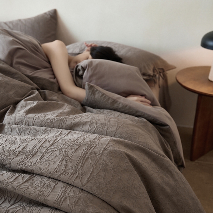 91家纺网 家纺一手货源 找家纺 简纯主义 2025新款浮雕提花全棉磨毛四件套 竹墨咖