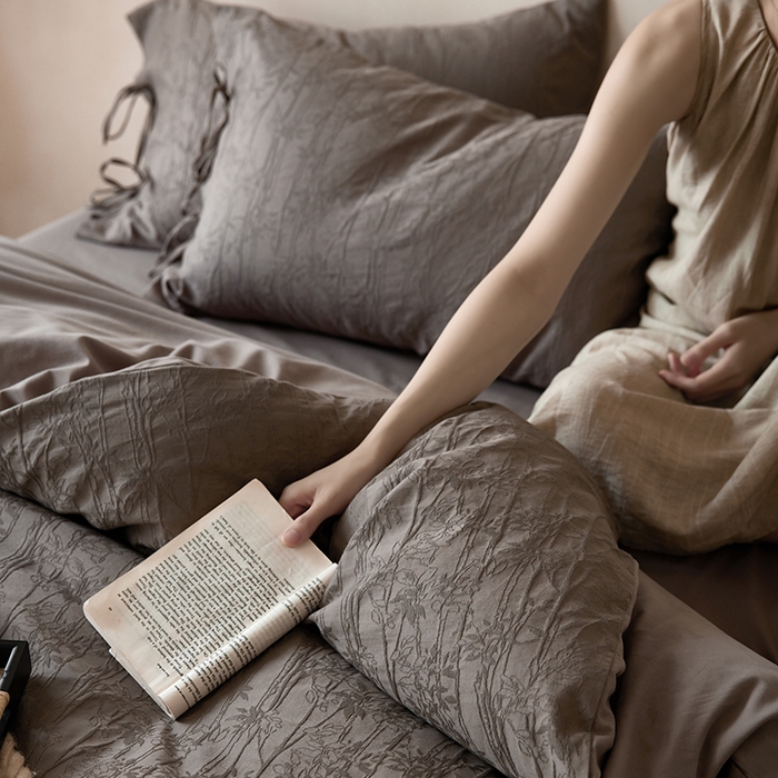 91家纺网 家纺一手货源 找家纺 简纯主义 2025新款浮雕提花全棉磨毛四件套 竹墨咖