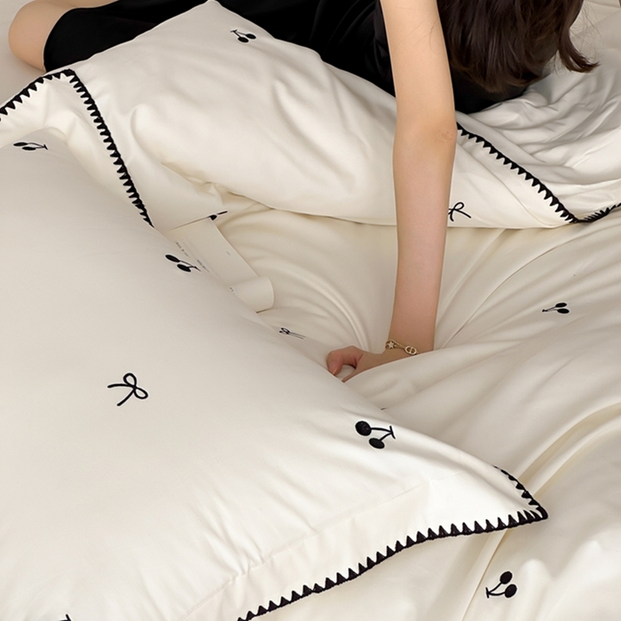 91家纺网 家纺一手货源 找家纺 （总）时亿家居 2025新款亲肤舒适黑樱梦境磨毛款四件套