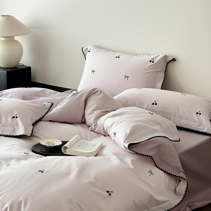 91家纺网 家纺一手货源 找家纺 时亿家居 2025新款亲肤舒适黑樱梦境磨毛款四件套 磨毛紫色