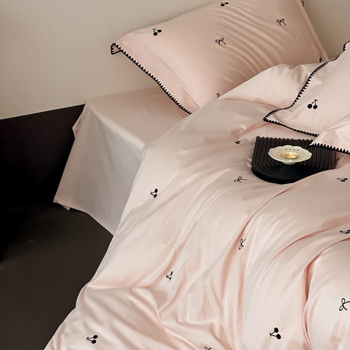 91家纺网 家纺一手货源 找家纺 时亿家居 2025新款亲肤舒适黑樱梦境磨毛款四件套 磨毛粉