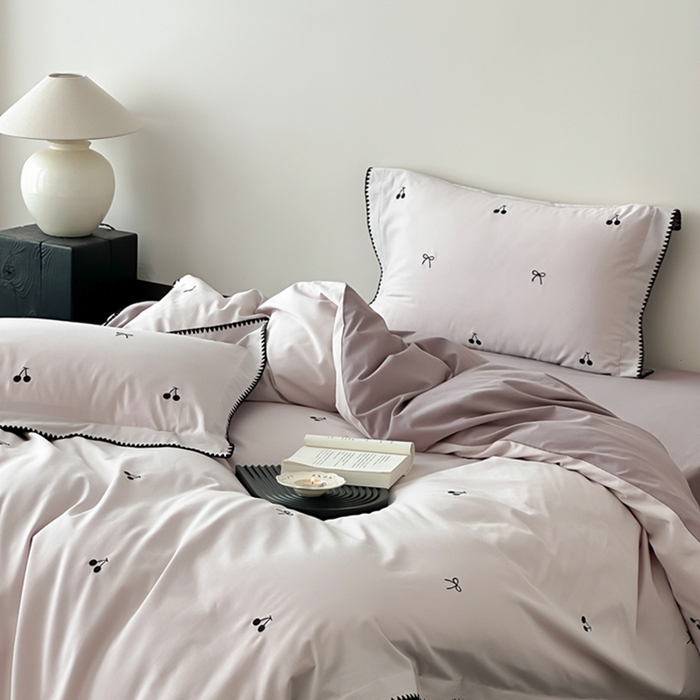 91家纺网 家纺一手货源 找家纺 时亿家居 2025新款亲肤舒适黑樱梦境磨毛款四件套 磨毛紫色