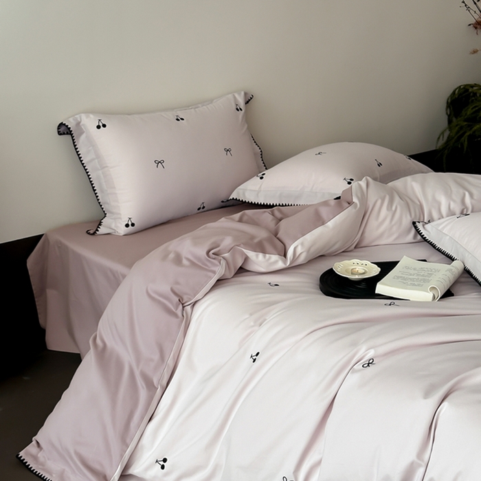 91家纺网 家纺一手货源 找家纺 时亿家居 2025新款亲肤舒适黑樱梦境磨毛款四件套 磨毛紫色