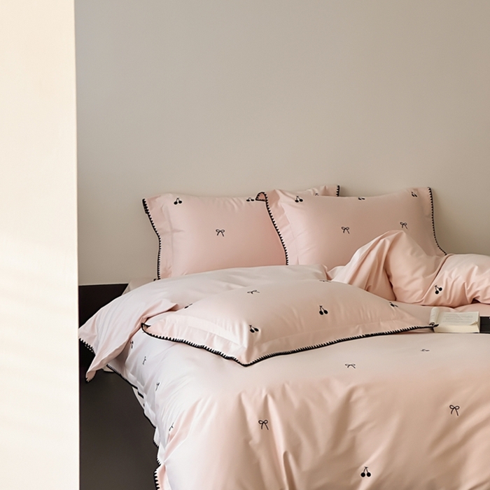 91家纺网 家纺一手货源 找家纺 时亿家居 2025新款亲肤舒适黑樱梦境磨毛款四件套 磨毛粉