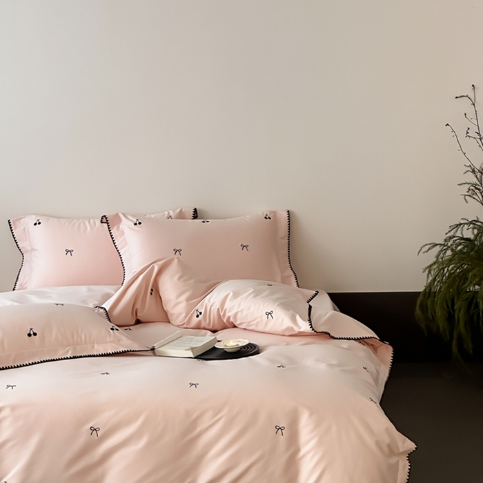 91家纺网 家纺一手货源 找家纺 时亿家居 2025新款亲肤舒适黑樱梦境磨毛款四件套 磨毛粉