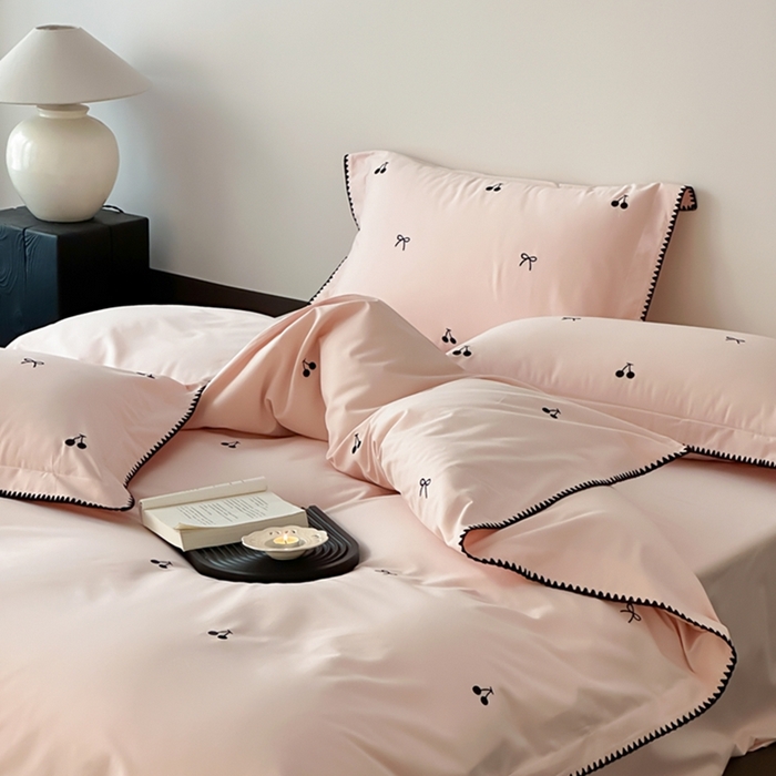 91家纺网 家纺一手货源 找家纺 时亿家居 2025新款亲肤舒适黑樱梦境磨毛款四件套 磨毛粉