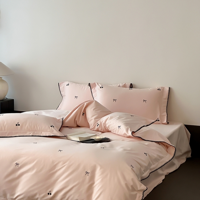 91家纺网 家纺一手货源 找家纺 时亿家居 2025新款亲肤舒适黑樱梦境磨毛款四件套 磨毛粉