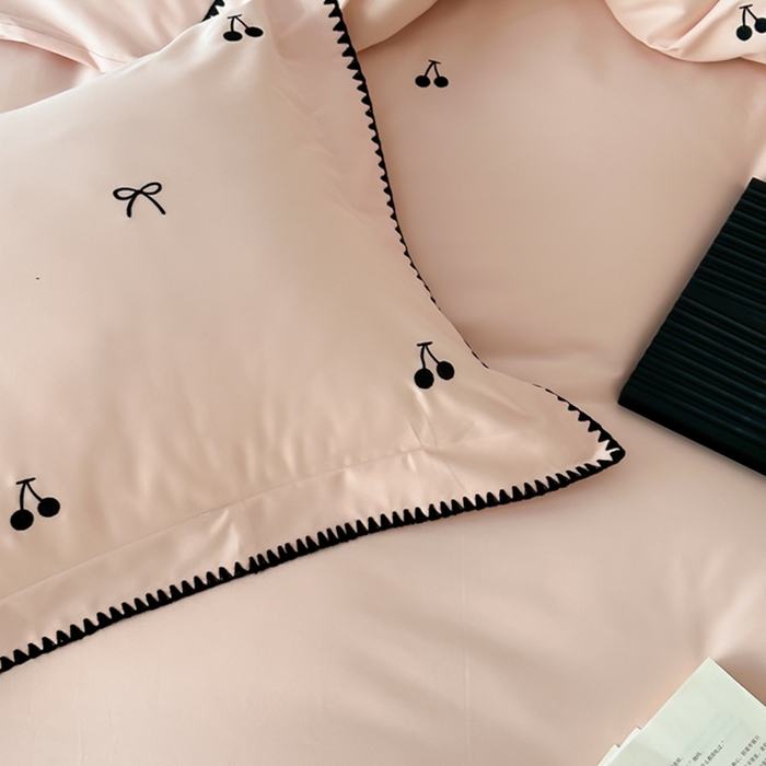 91家纺网 家纺一手货源 找家纺 时亿家居 2025新款亲肤舒适黑樱梦境磨毛款四件套 磨毛粉