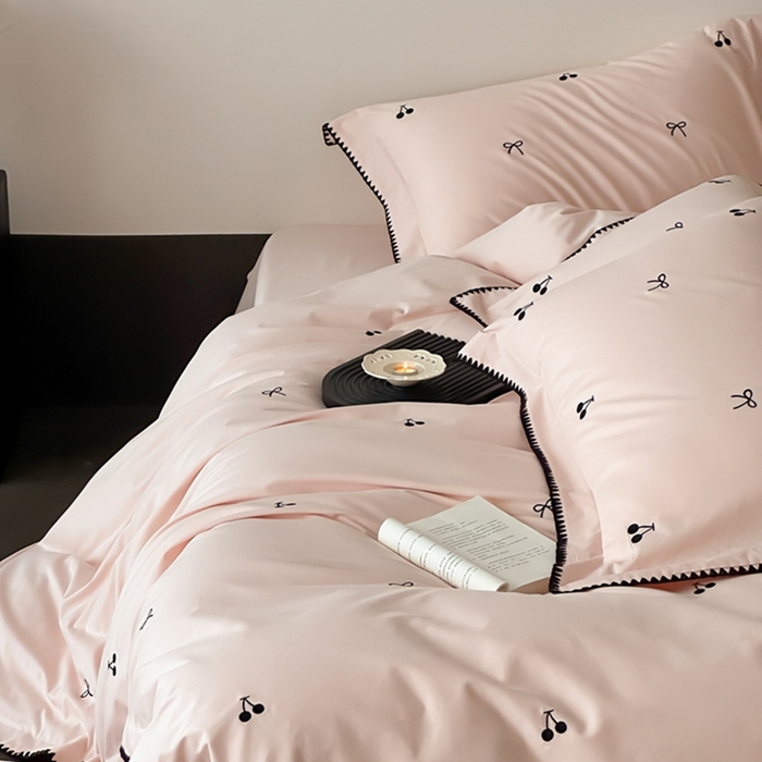 91家纺网 家纺一手货源 找家纺 时亿家居 2025新款亲肤舒适黑樱梦境磨毛款四件套 磨毛粉