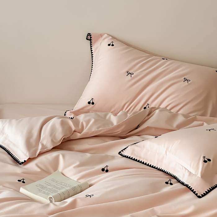 91家纺网 家纺一手货源 找家纺 时亿家居 2025新款亲肤舒适黑樱梦境磨毛款四件套 磨毛粉