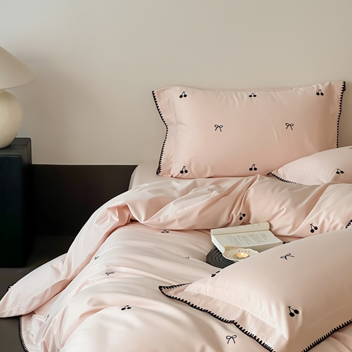 91家纺网 家纺一手货源 找家纺 时亿家居 2025新款亲肤舒适黑樱梦境磨毛款四件套 磨毛粉